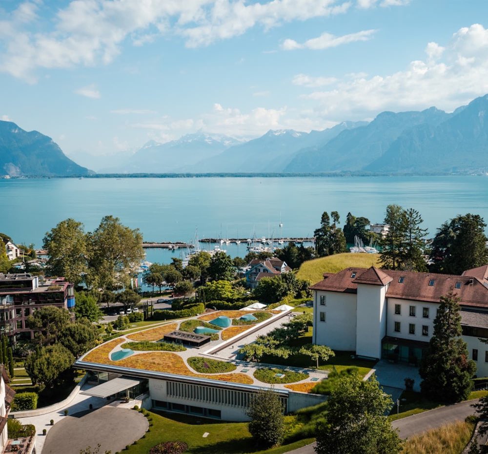 Clinique La Prairie frente al lago Léman, con los Alpes al fondo