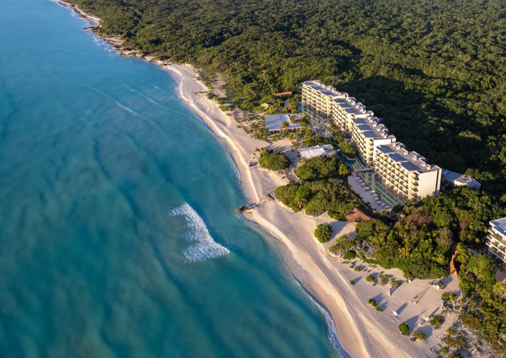 Vista aérea de la costa turquesa y la selva que rodean Palmaïa, Riviera Maya