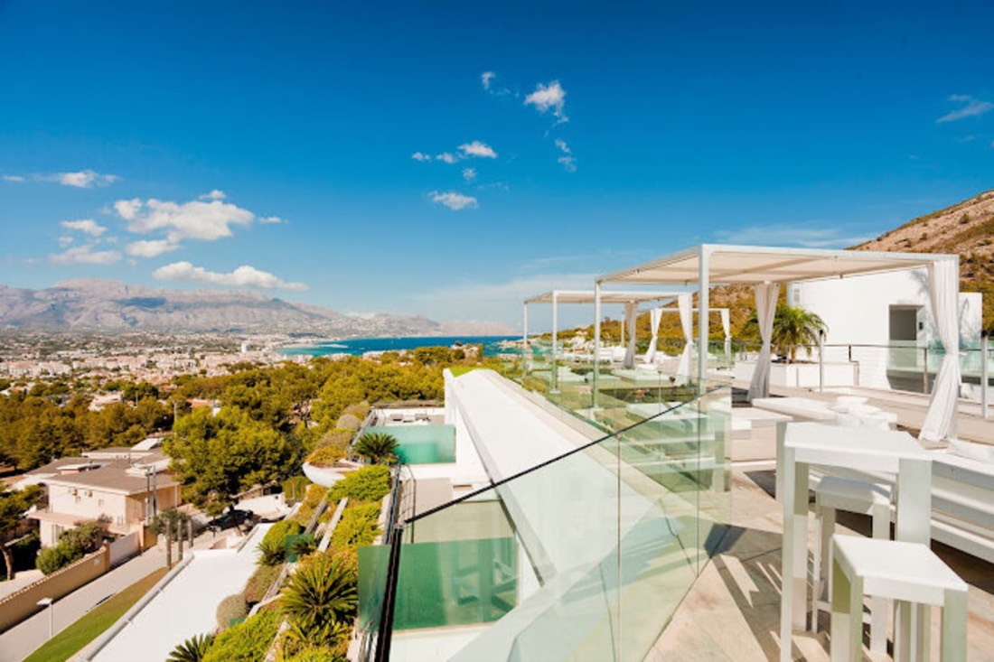 Terraza y alberca de SHA Wellness Clinic frente al Mediterráneo